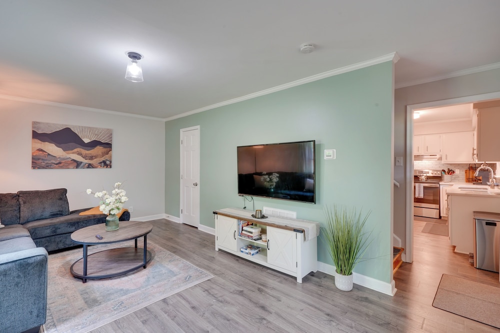 7 Mi to Dtwn Raleigh: Townhome w/ Deck!