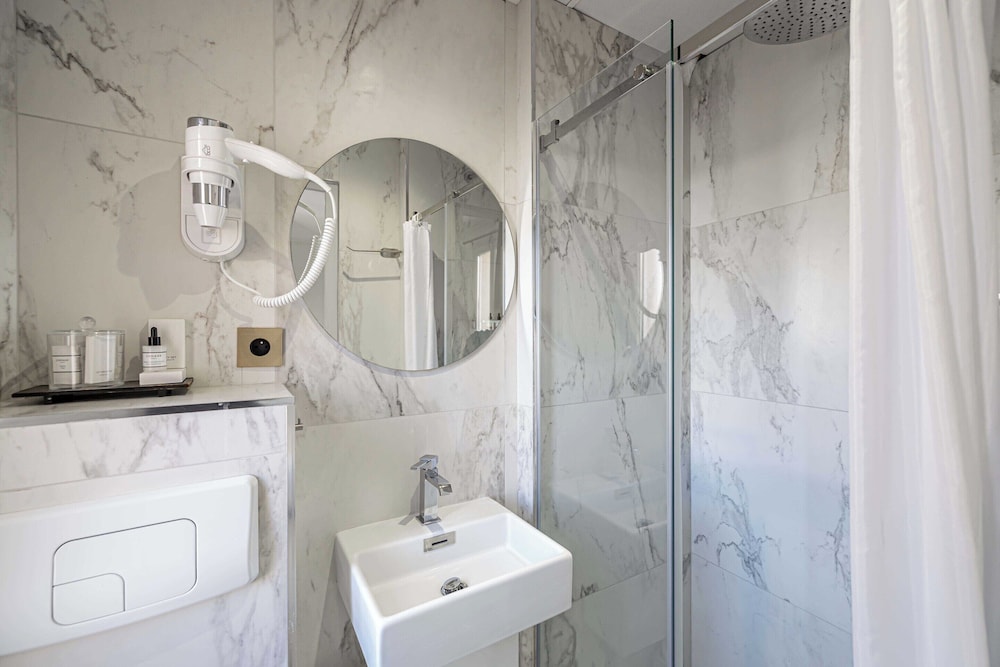 Hotel Avaton - Single Bedroom - Cannes Palais view 4