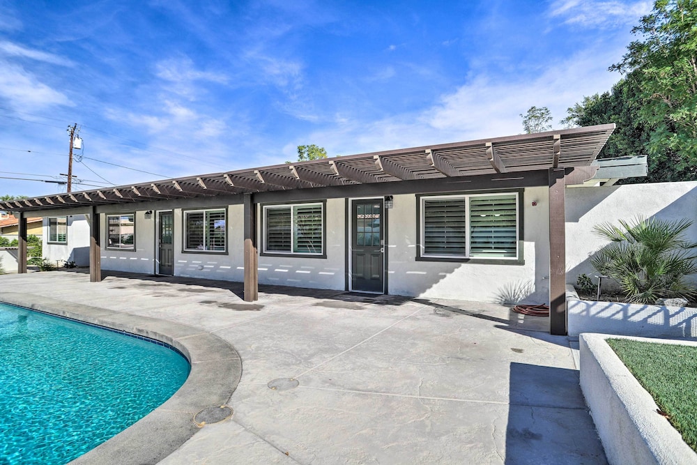< 1 Mi to El Paseo: Cottage Oasis w/ Fire Pit