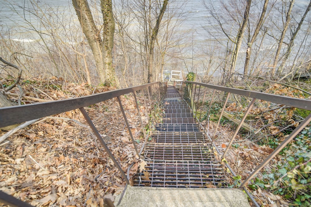 Walk to Lake Erie & Beach Access: Home w/ Deck!