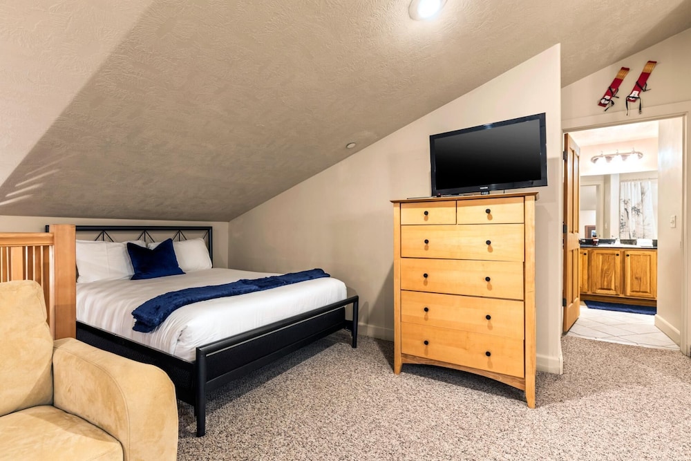 KBM Resorts Crestview Condos Spacious Condo Near Olympic Park With gas Fireplace, Year-round Pool, hot Tub, City Wide Shuttle Access. Cvc-308b