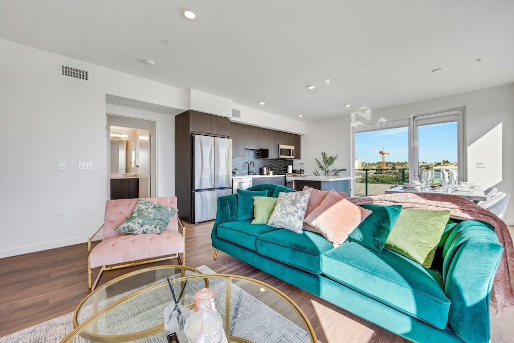 Luxury 2BR Hollywood Pool View by Oneluxstay
