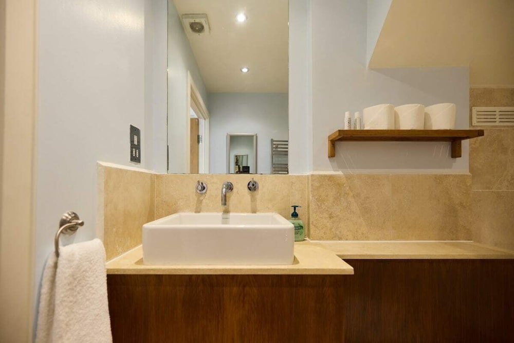 The Queen's Park Getaway - Adorable 2bdr Flat With Terrace