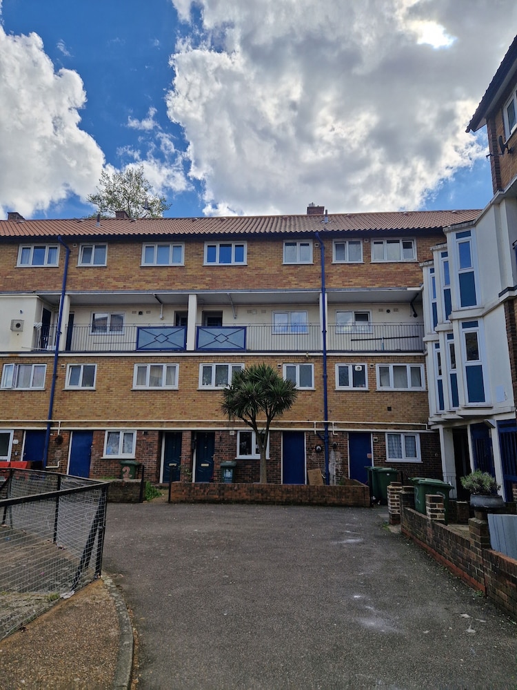 2 Bed-sleeps5-free Parking-10 min Walk Underground