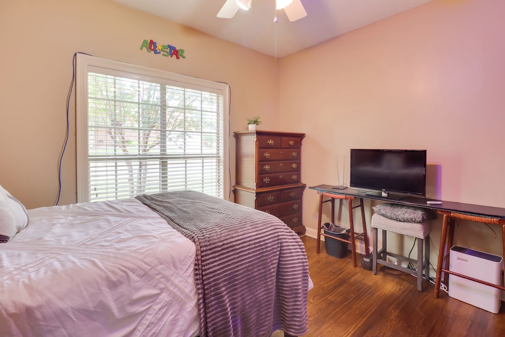 Spacious Suburban Home w/ Pool Access in Ridgeland