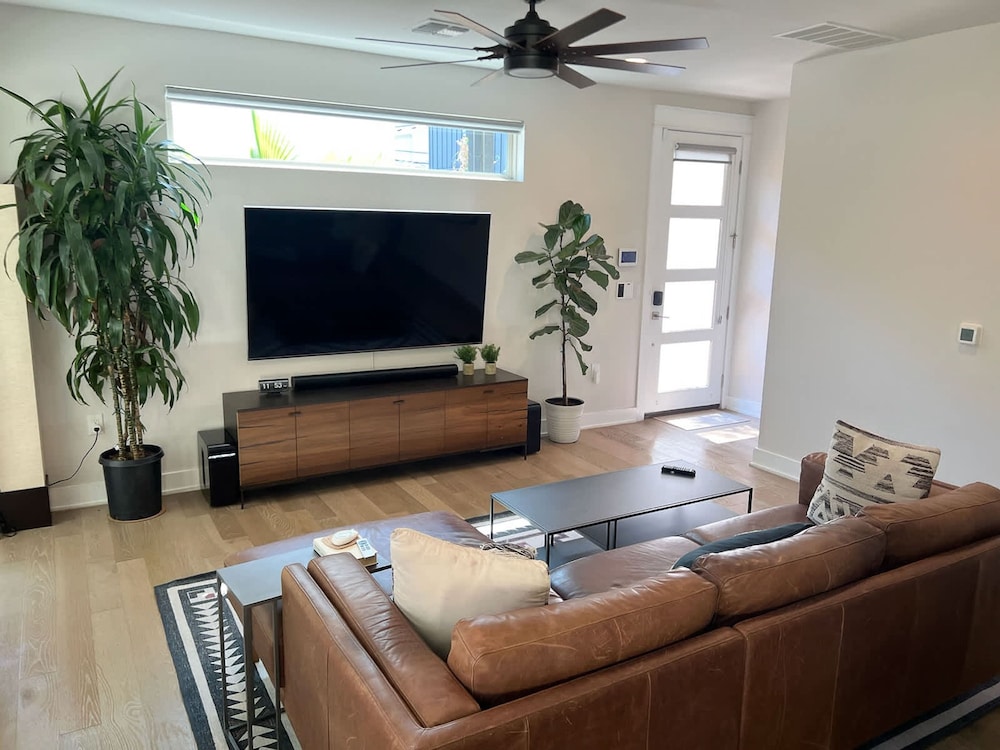 Upstay - Eastside Home w Patio BBQ - Mins to DT
