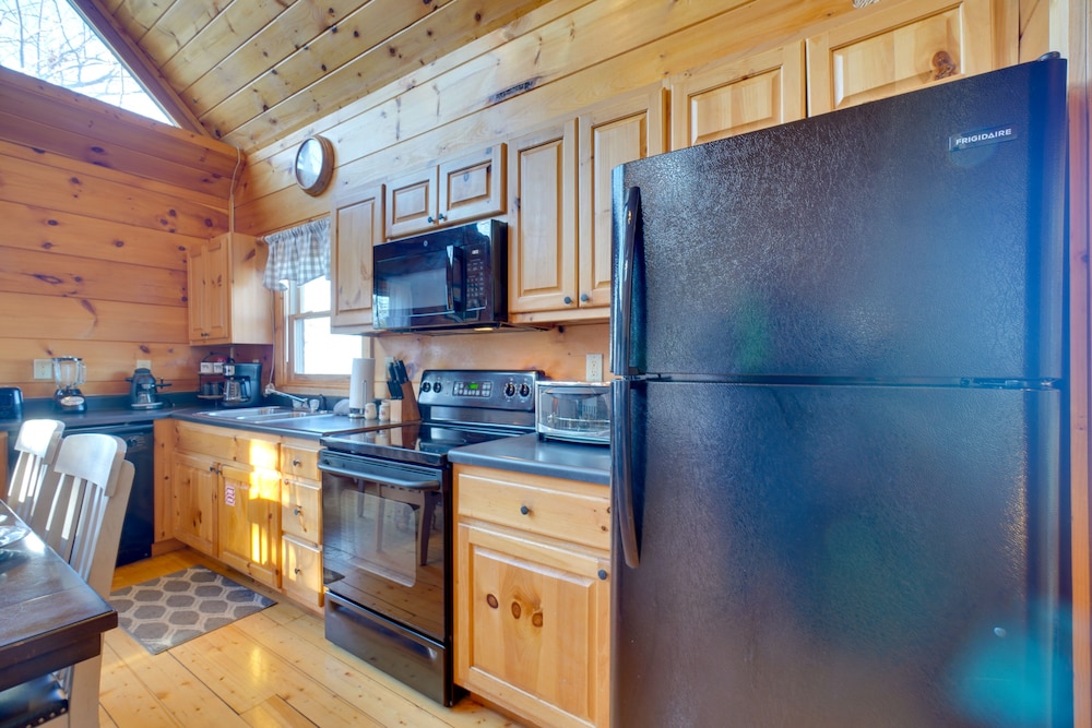 Yonder View Cabin: 2 Decks, Hot Tub & Game Room! view 2