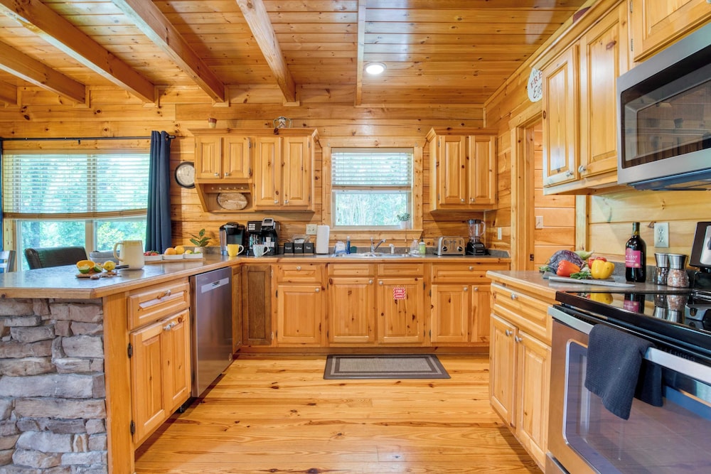 Triple Mountain View by Avantstay: Hot Tub, Game Room & Stunning Smoky Mountain Views