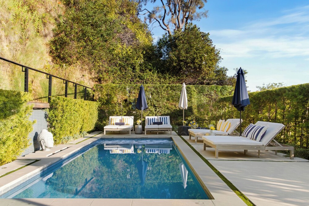 Belfast Estate - Mid-century Meets Modern - Luxe Poolside Villa