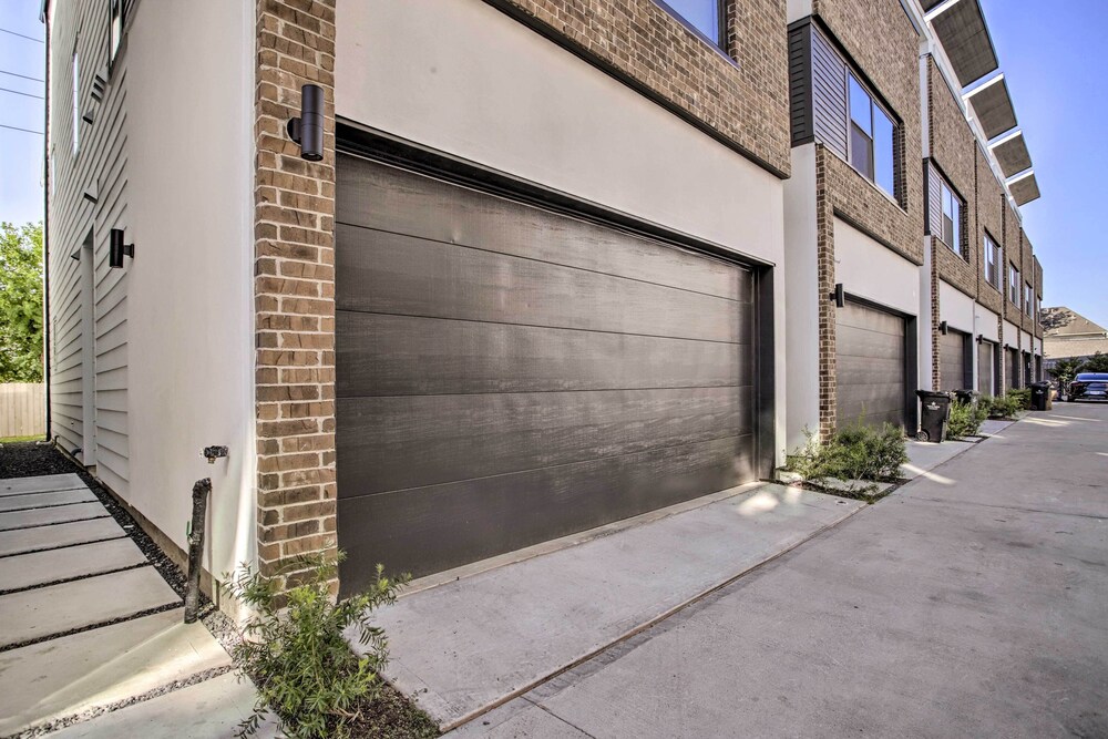 Newly-built Luxury Galleria Area Townhome! view 4