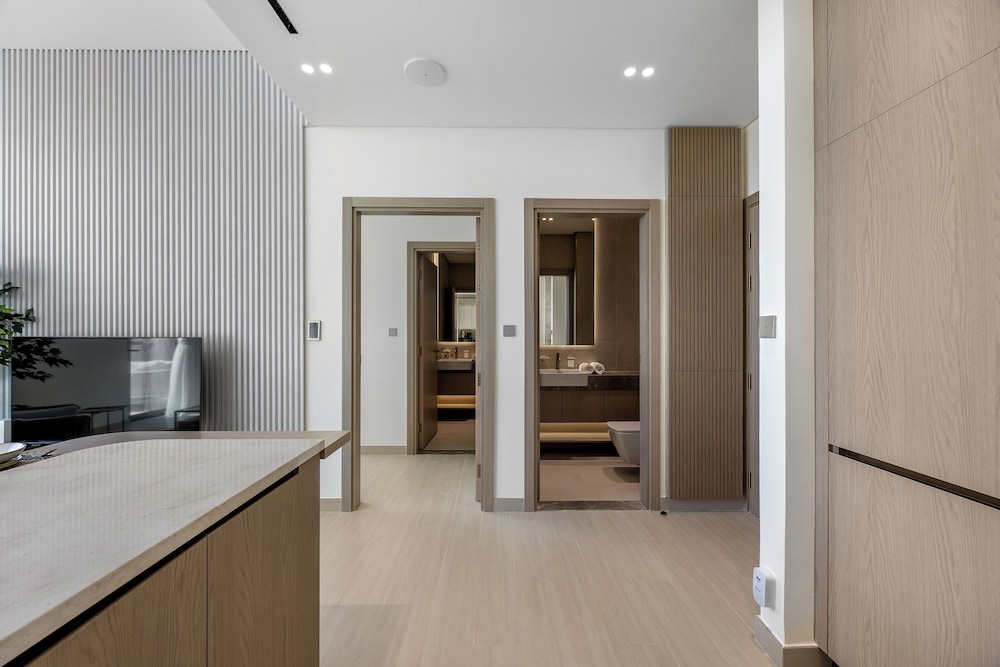 Chic 1BR Retreat with Pool & Balcony JVC