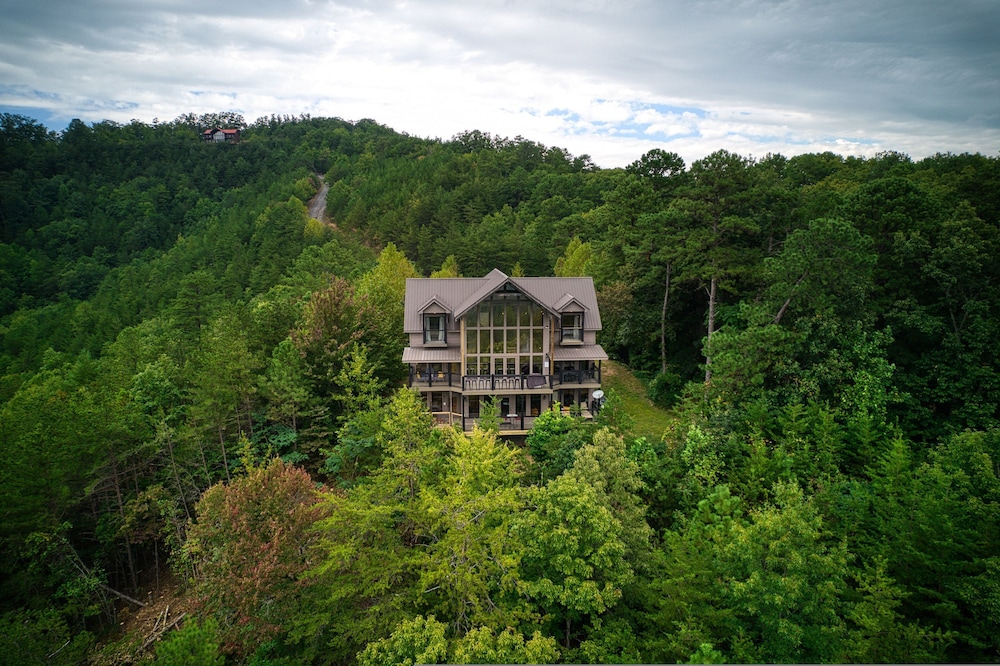 Cabin w Amazing Views Theater Firepit Hot Tub