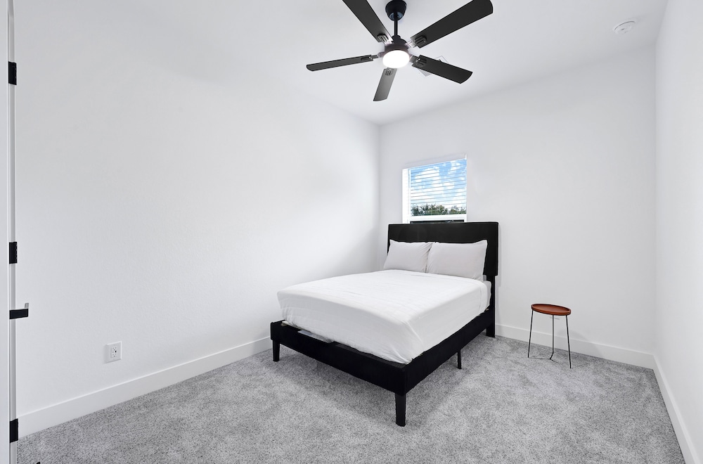 5 Mi to NRG Stadium: Modern Escape w/ Patio & Yard