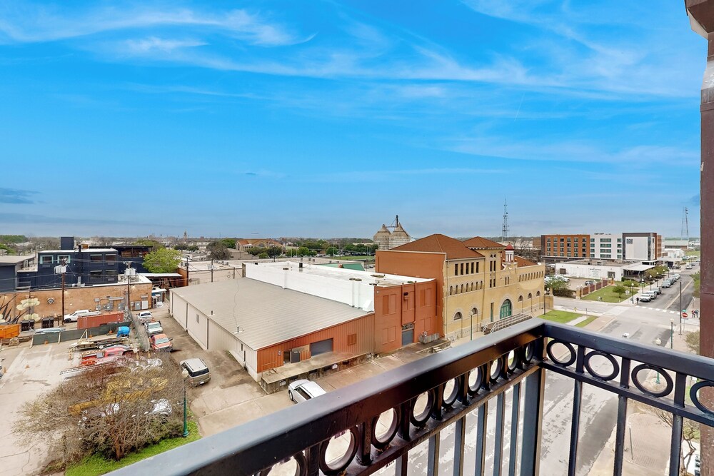 Luxe 1BR Downtown Loft in Historical Building