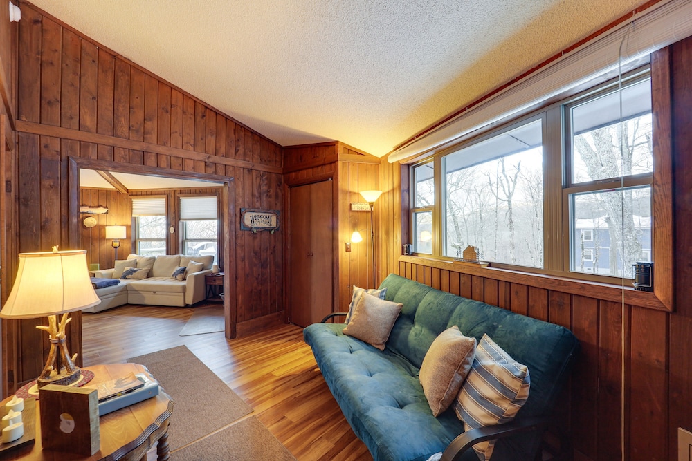 Beech Mountain Cabin w/ Deck: Half-mi to Skiing view 5