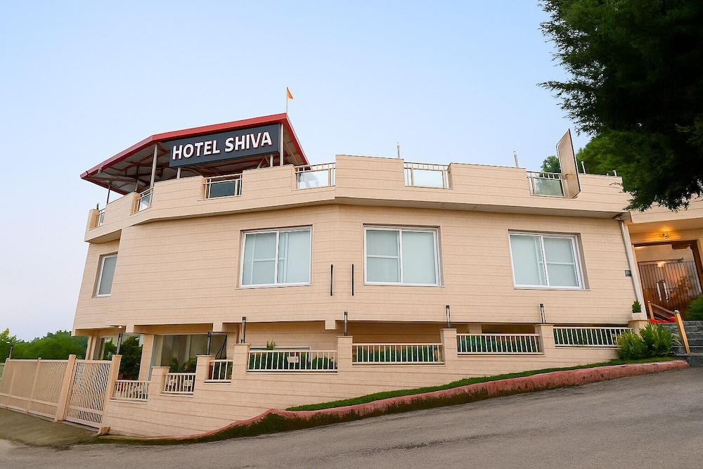 Hotel Shiva Lake - Near Mussoorie Lake