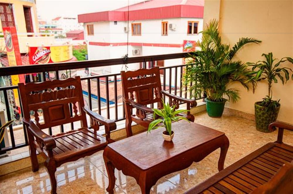 B52 Hostel