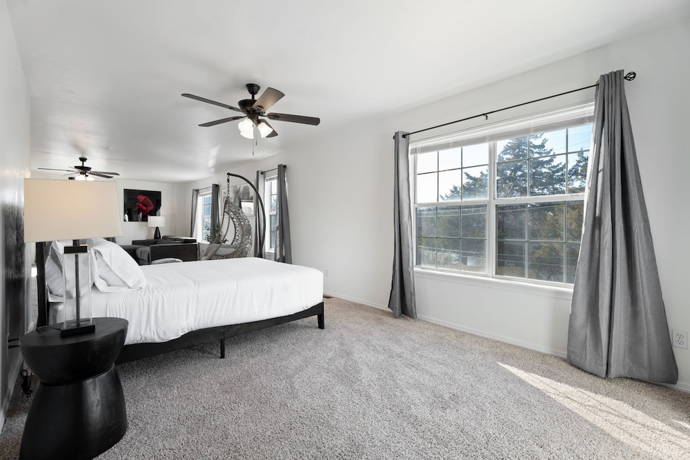Spacious Lakefront View With Hot Tub and Pool NH