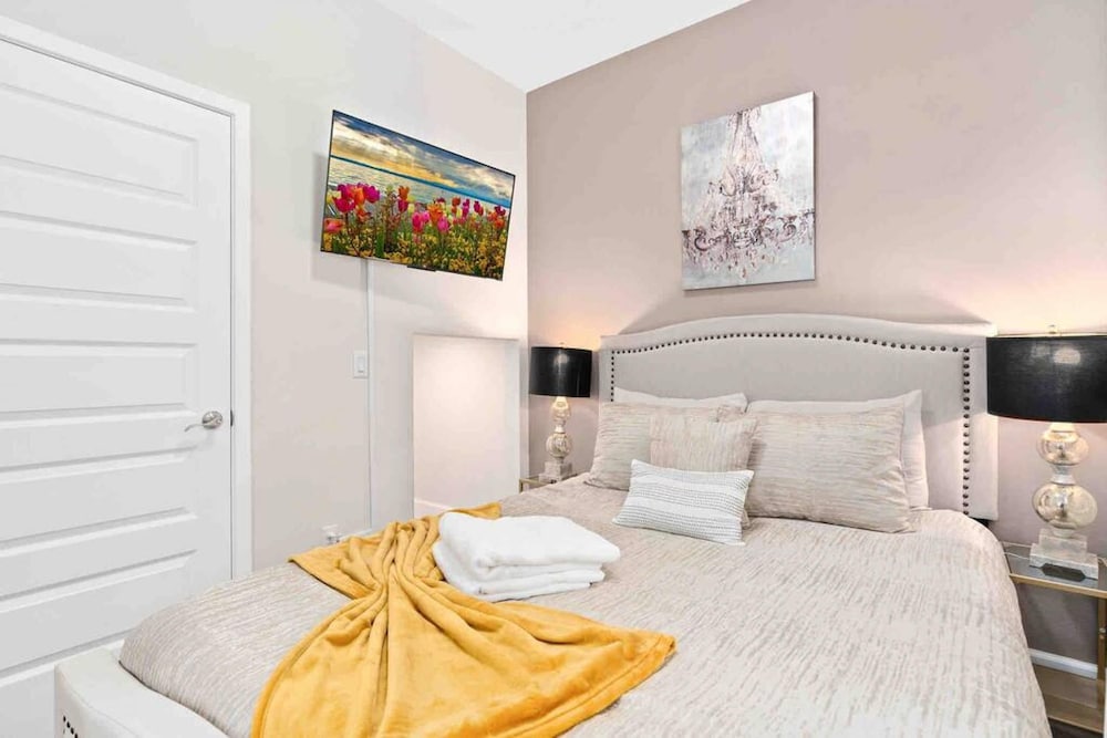 Super Calm- Sleeps 17 W Designs Close TO Parks