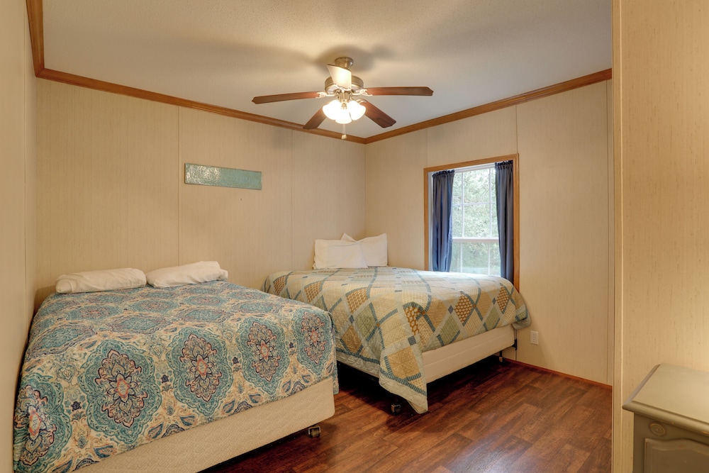 Greers Ferry Lake Access: Cabin w/ Boat Slip!