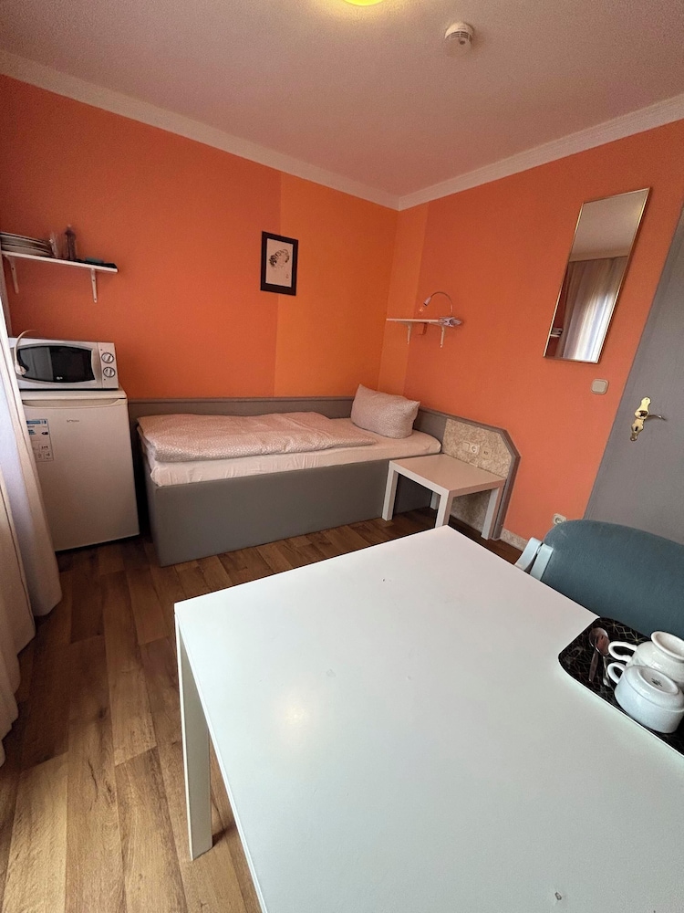 2-Rent Group Hostel Rooms AUB162