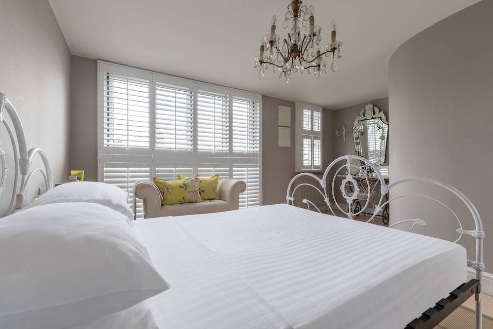 Tetcott Road by Onefinestay