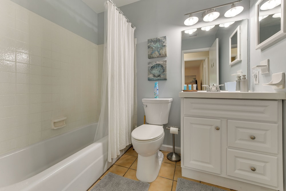 Beach Gear Provided! Cozy Family Home in Bradenton