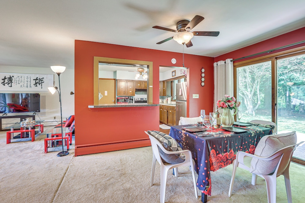 Pet-friendly Grove City Home w/ Lake on 19 Acres!