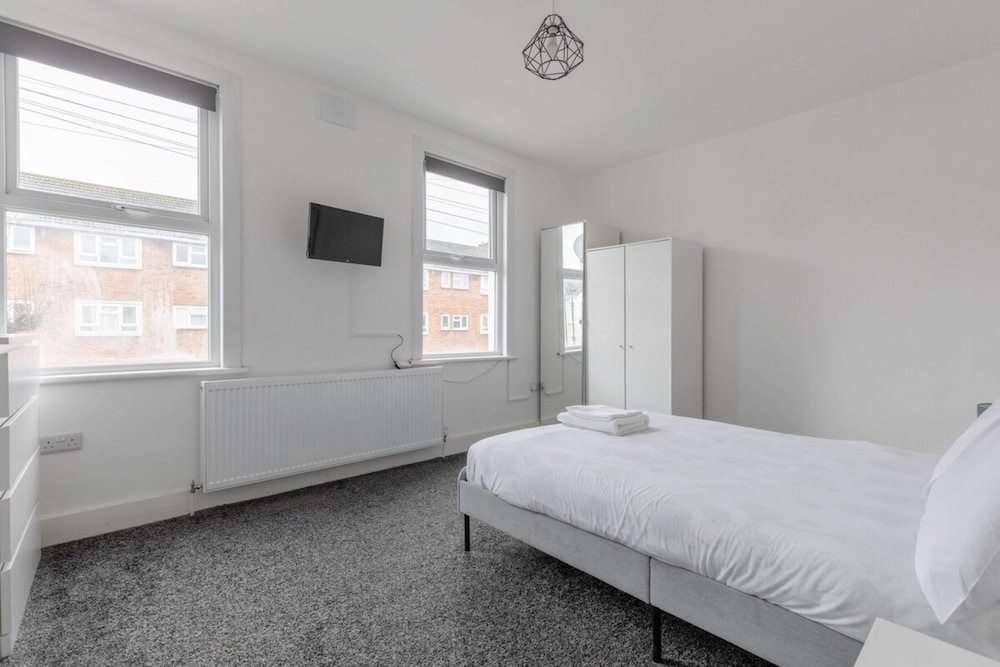 Spacious & Newly Renovated 4BD House East Ham!