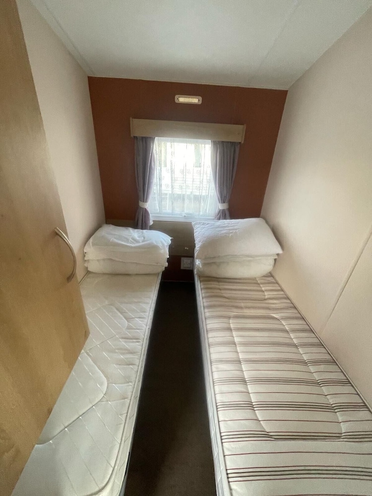 3 Bed Caravan - Sleeps 8 - Pets - Parking - Wifi