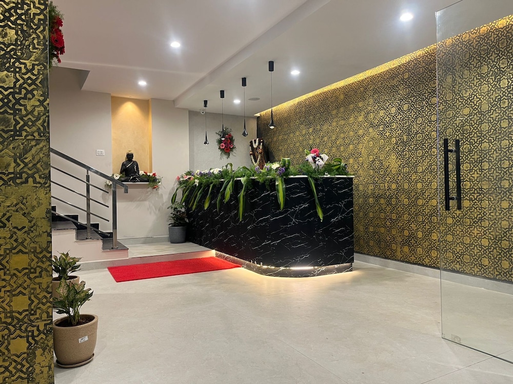 M R SUITES
