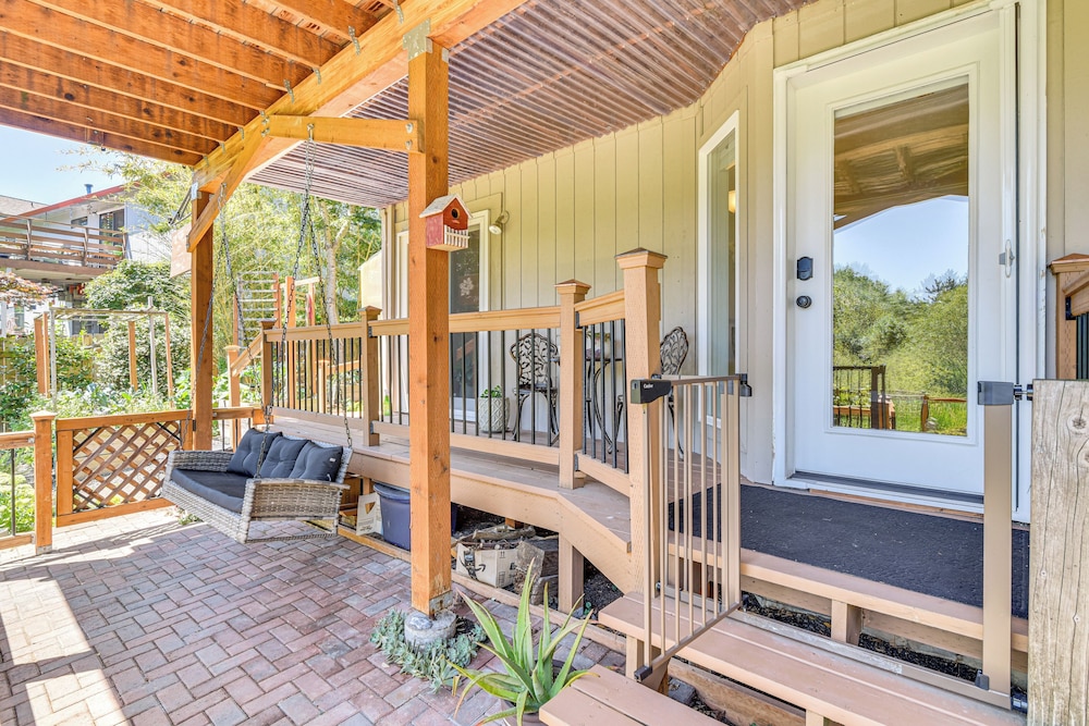 Backs to Wetlands: Tranquil Beaverton Retreat!