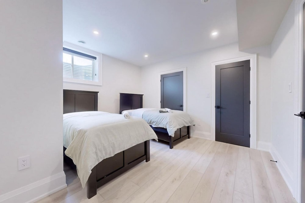 Lucky Mansion Luxury Villa in Fort Erie