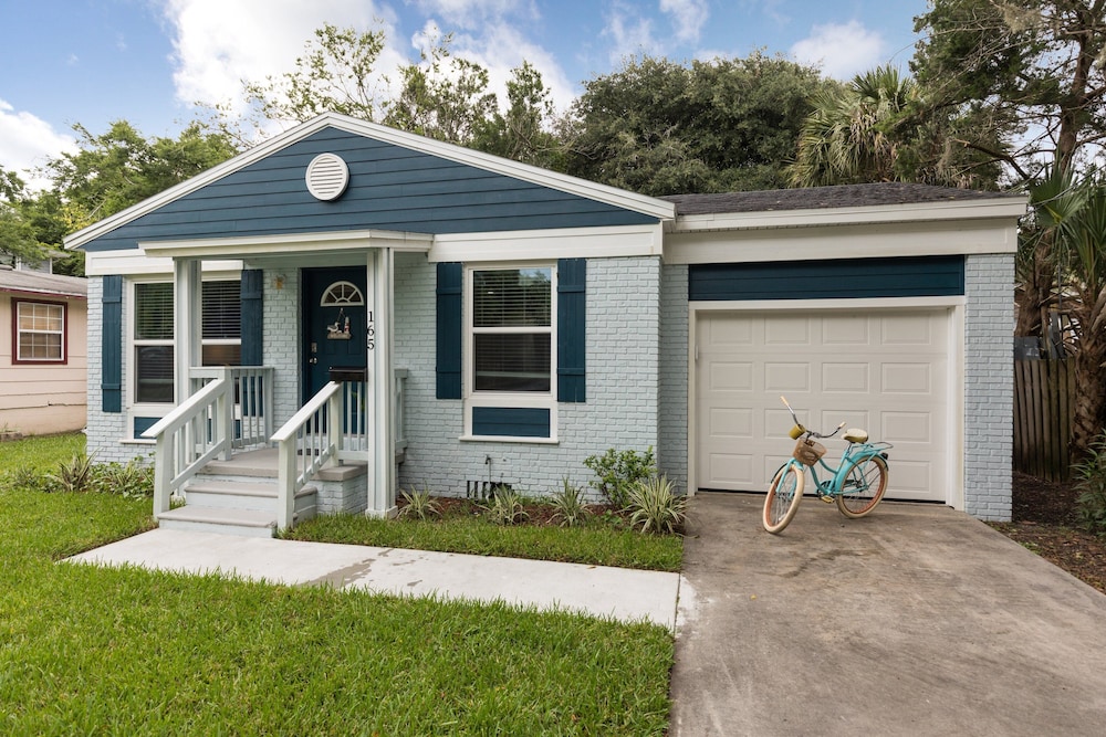 Charming Downtown Cottage 3 Bedroom Home