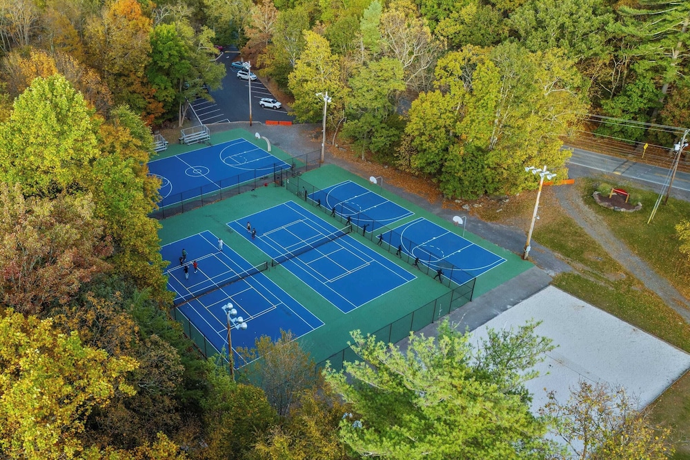 Lakeview Retreat w/ Kayaks, Game Room, Firepits Gated Community w/ Lake + Beach Access