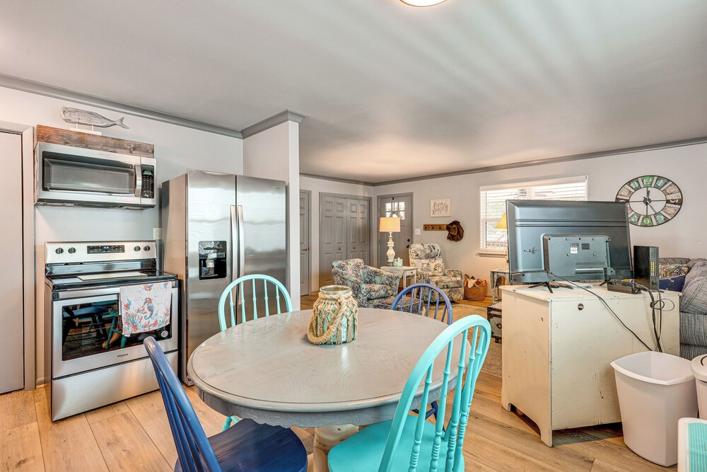 Play & Unwind, Oak Island Home < 2 Mi to Beach!