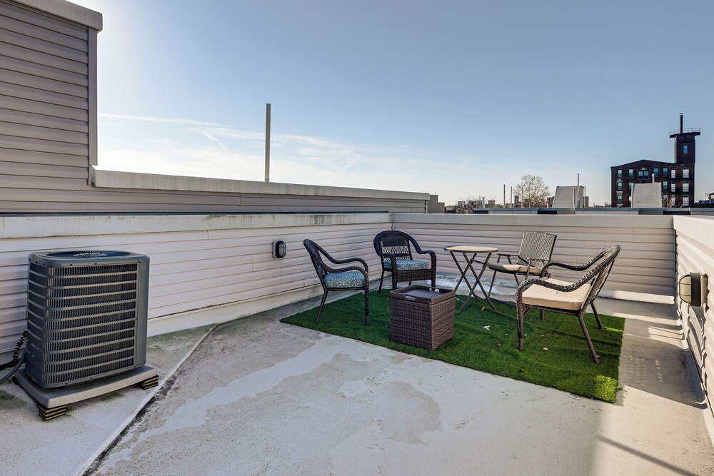 Modern Philly Oasis w/ Rooftop Deck & Game Lounge