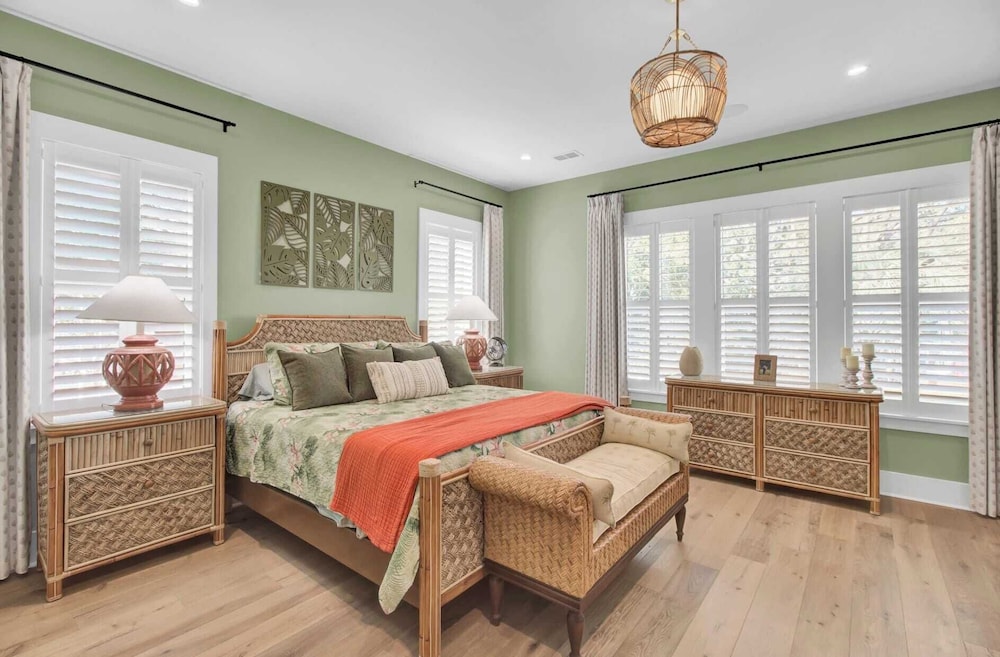 Walk to the Beach + Private Pool, Rooftop Terrace, Balcony 3602 Cameron