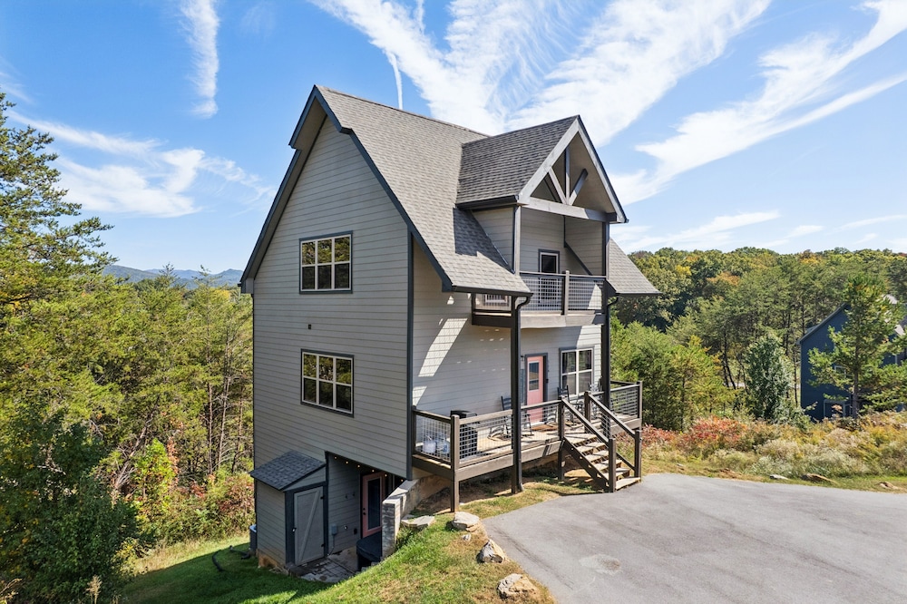 Smoky Blue Haven 3 Bedroom Cabin