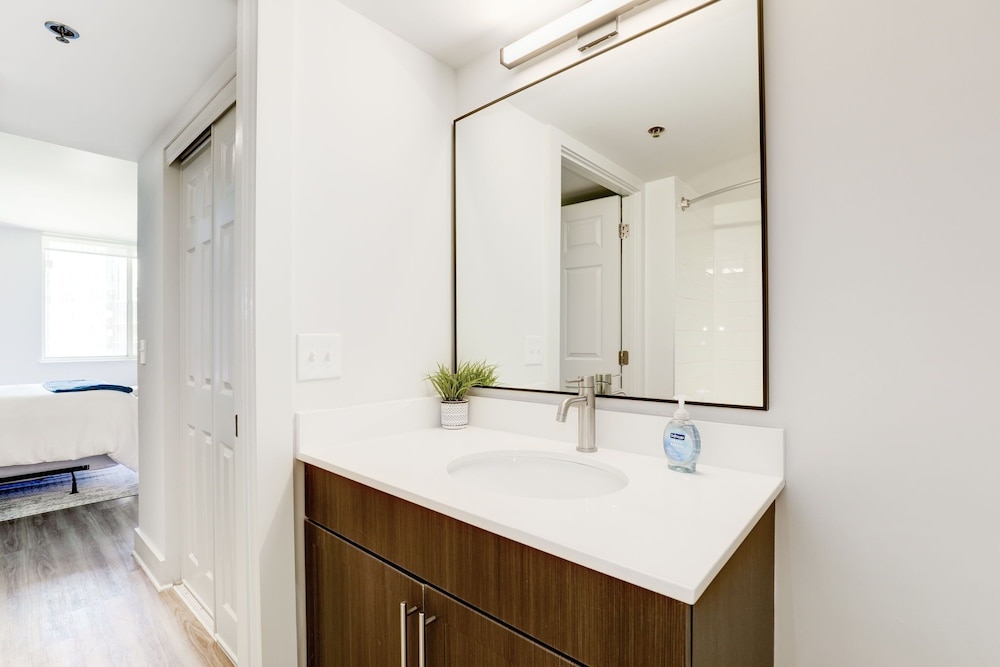 Elegant 2BR Apartment Minutes From DC