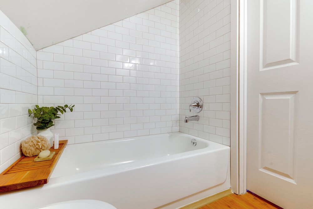 1 Mi to Historic Dtwn: Dog-friendly Everett Home!
