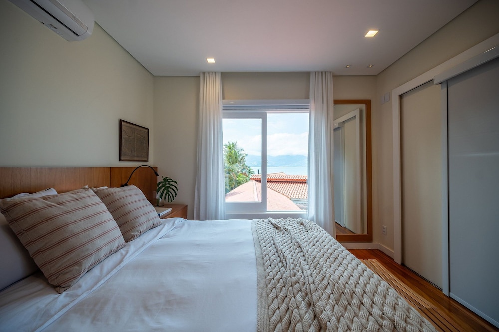 Angra - Mombaça | Mansão Espetacular Beira-Mar, 7 Suites - por Casapē Rio
