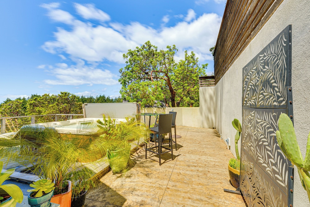 1 Mi to Black Sands Beach: Dreamy Coastal Cottage
