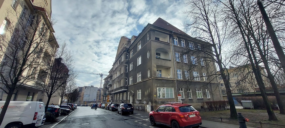 Stylish Grey Studio in Poznan by Renters view 2