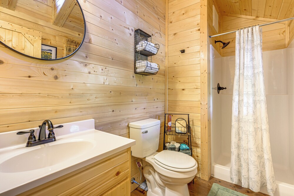 11 Mi to Smoky Mtns: Dog-friendly Sevierville Home