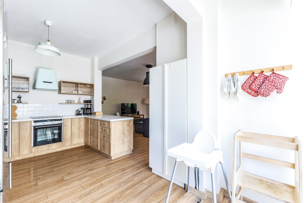 Flat w Balcony 1 min to Bagdat Avenue in Kadikoy