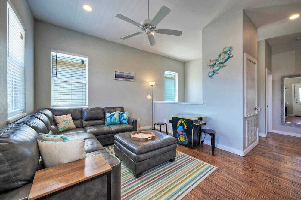 Sleeps 24, 2 Homes Pool, Backyard Tiki Bar, Fire Pit, Cornhole Walk to Beach