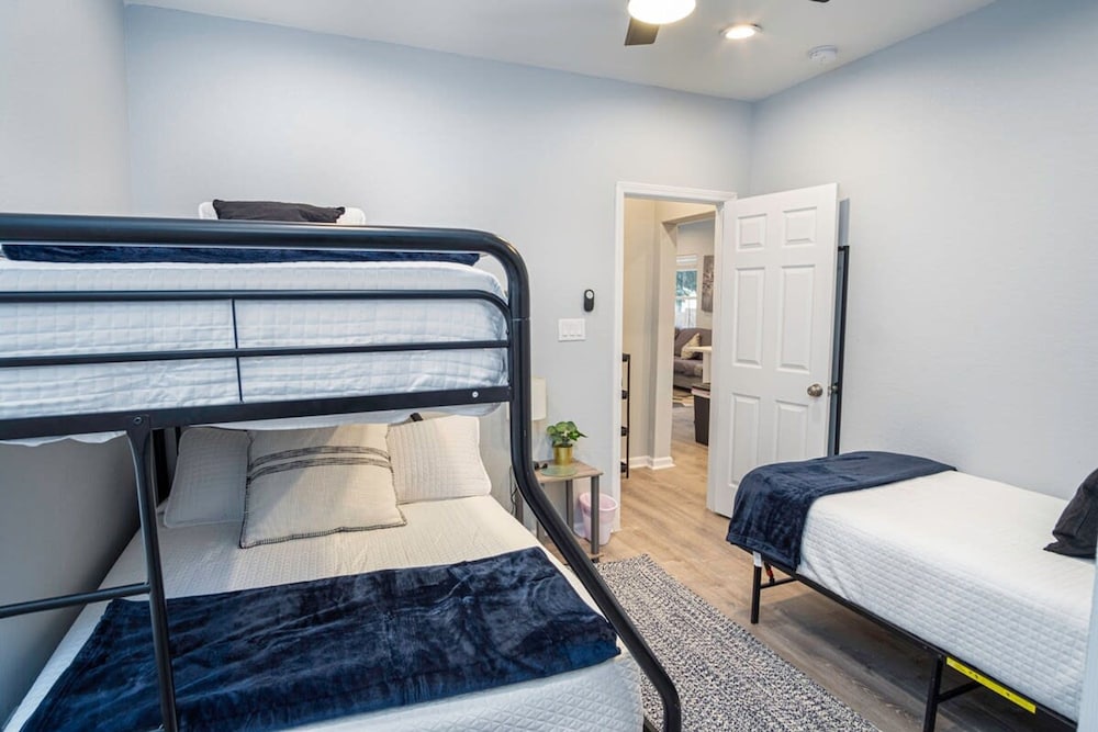 Don t Miss Dynamic 4BR 2BA Near Jolly Riverwalk view 2