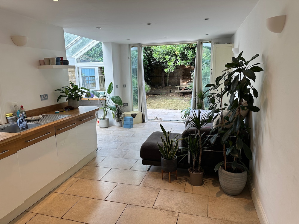 Modern, Spacious 1 Bedroom Garden Flat Sw18