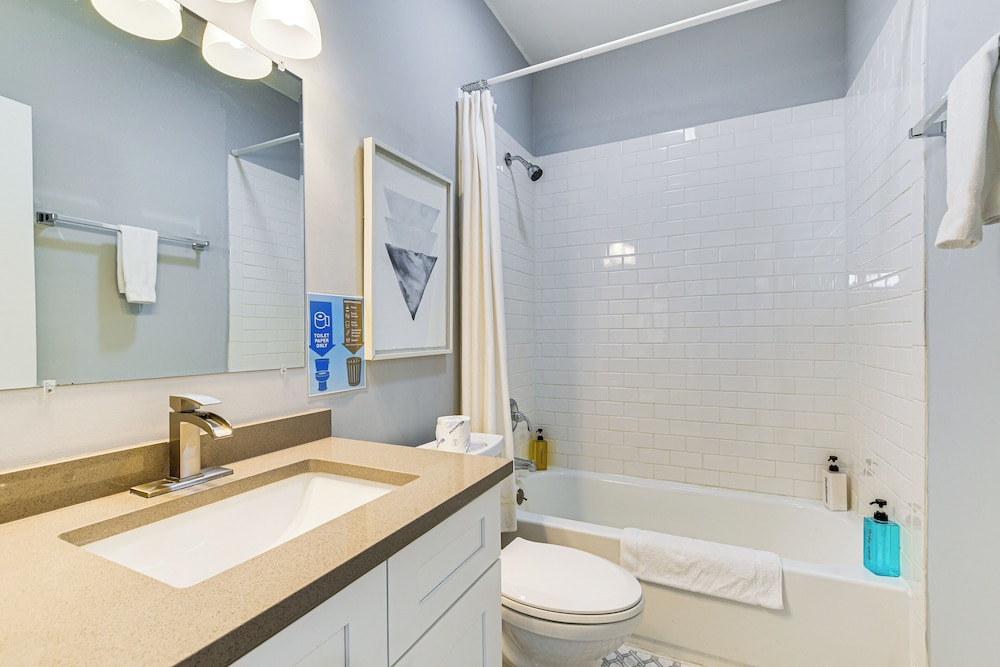 Walk to Blue Line: Sleek Apartment in Bucktown!